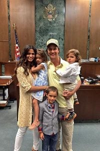 Самолет падал полтора километра: жена голливудского актера показала жуткую турбулентность