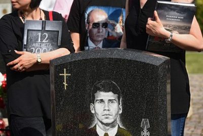 Родственников погибшего моряка с подлодки "Курск", которые пришли на его могилу в футболках с портретами Путина. Родственников погибшего моряка с подлодки "Курск", которые пришли на его могилу в футболках с портретами Путина.