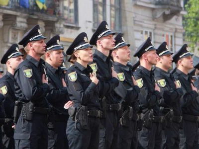 Недостойное поведение и сон в авто: во Львове уволили девять полицейских