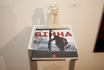 Книга "Война глазами ТСН" стала участником арт-проекта Американского Дома
