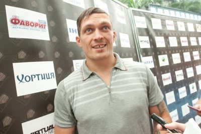 Усик и его соперник взвесились перед боем: украинец тяжелее
