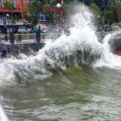 В Приморье бушует мощный тайфун: серферы на дорогах и вода в домах, опубликованы фото и видео