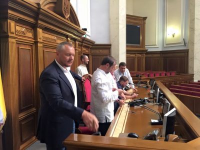 Заседание Рады может пройти, несмотря на блокированную трибуну