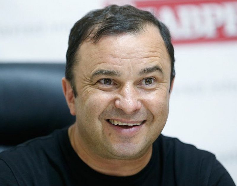 Виктор Павлик покрасовался с молоденькой возлюбленной на берегу моря, опубликовано фото