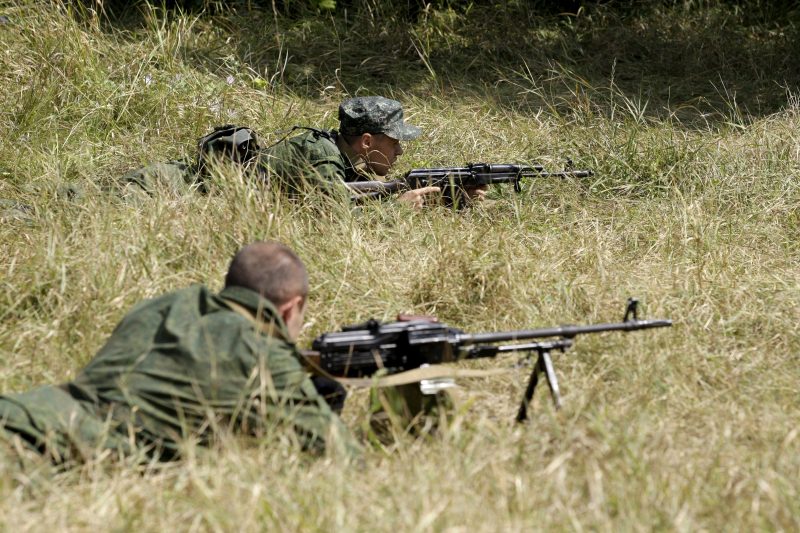 Боевики кроют Марьинку из тяжелых пушек и минометов, стянули в Донецк вооруженный сброд
