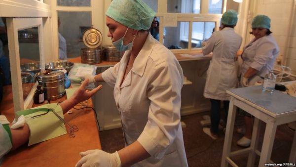 Фаны Украины и Беларуси сдали кровь для раненых в АТО, опубликованы фото и видео