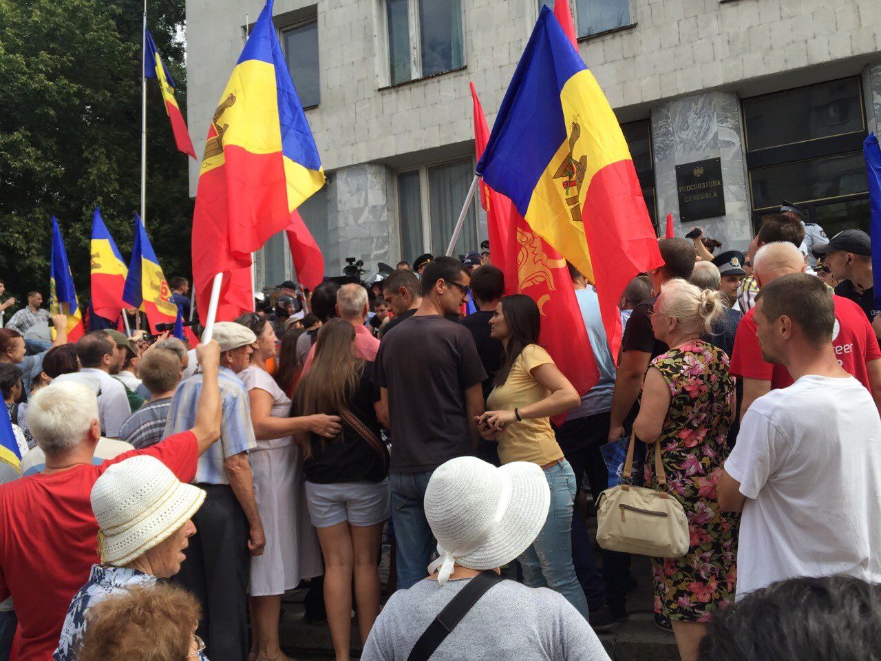 Массовые протесты в Молдове: драки, задержания и палатки в центре столицы, опубликованы фото и видео