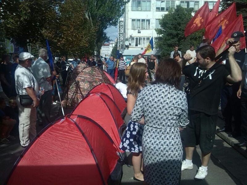 Массовые протесты в Молдове: драки, задержания и палатки в центре столицы, опубликованы фото и видео