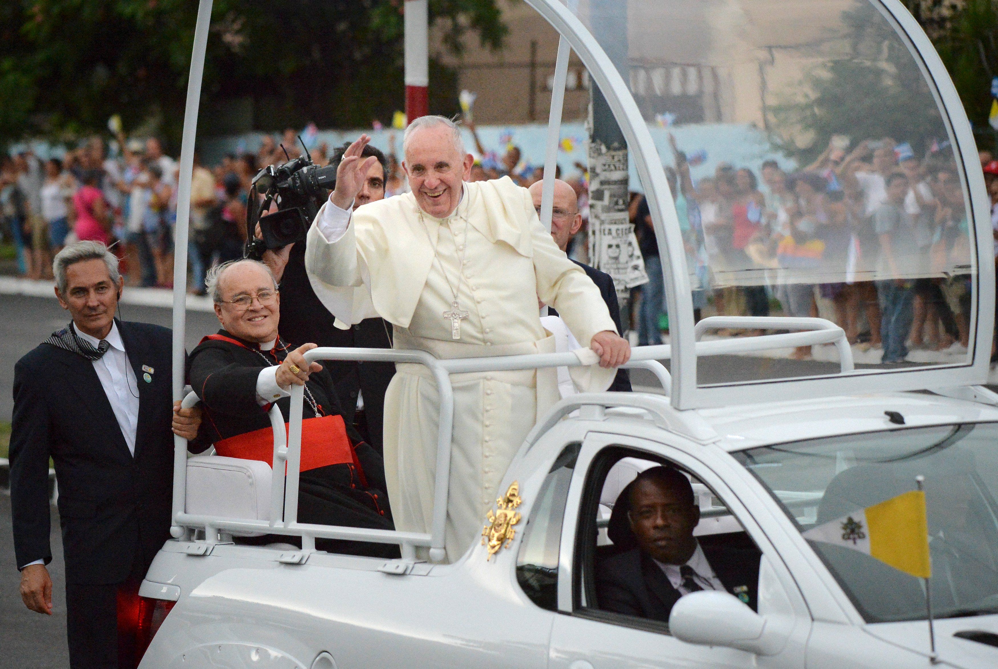 Папамобиле. Папамобиль Франциска. Папа Римский на Кубе. Папа Римский в папамобиле. Папа Франциск на машине.