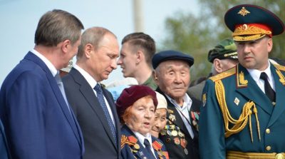 Целования мальчиков в пупки не умиляют, в ход идут старушки: Путина троллят за "спасение" фронтовички