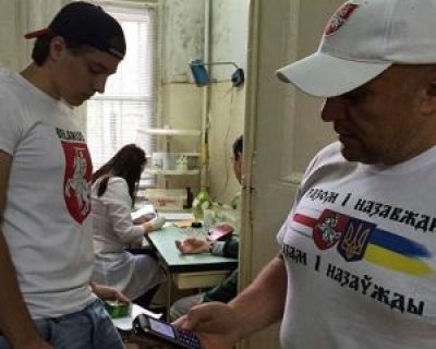 Фаны Украины и Беларуси сдали кровь для раненых в АТО, опубликованы фото и видео
