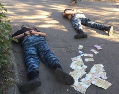 В Славянске задержали милиционеров-взяточников В Славянске задержали милиционеров-взяточников