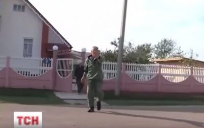Родители Александрова прогнали украинских журналистов от своего дома.