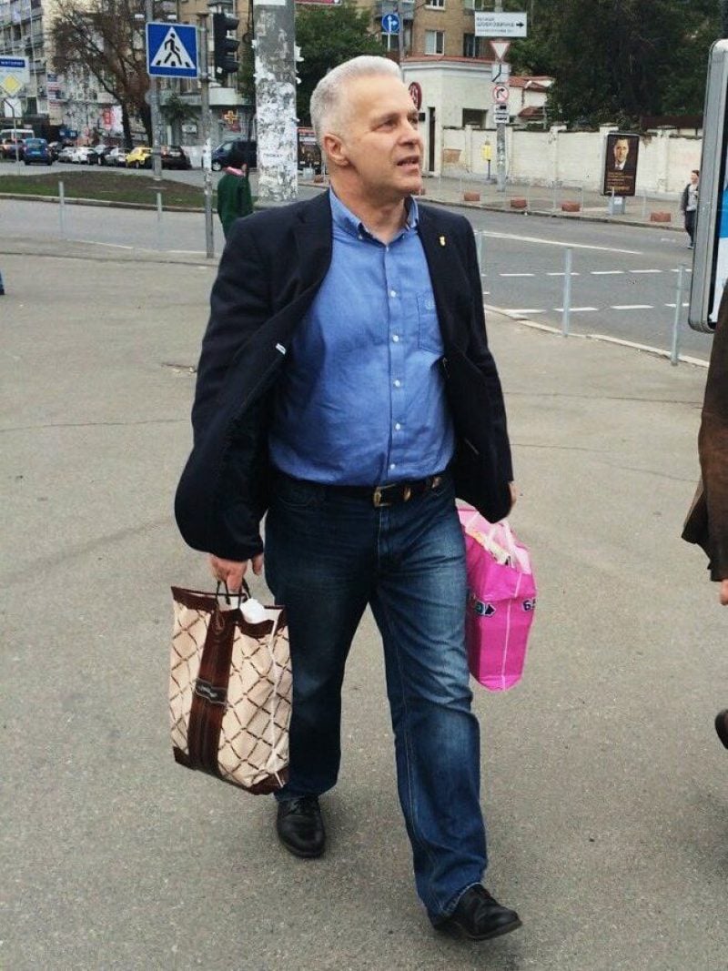 Свободовец "выкупил" Швайку за 1,2 млн: принес два кулька денег