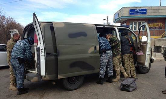 Обыск волонтерской машины на блокпосту "Беркута" Обыск волонтерской машины на блокпосту "Беркута"