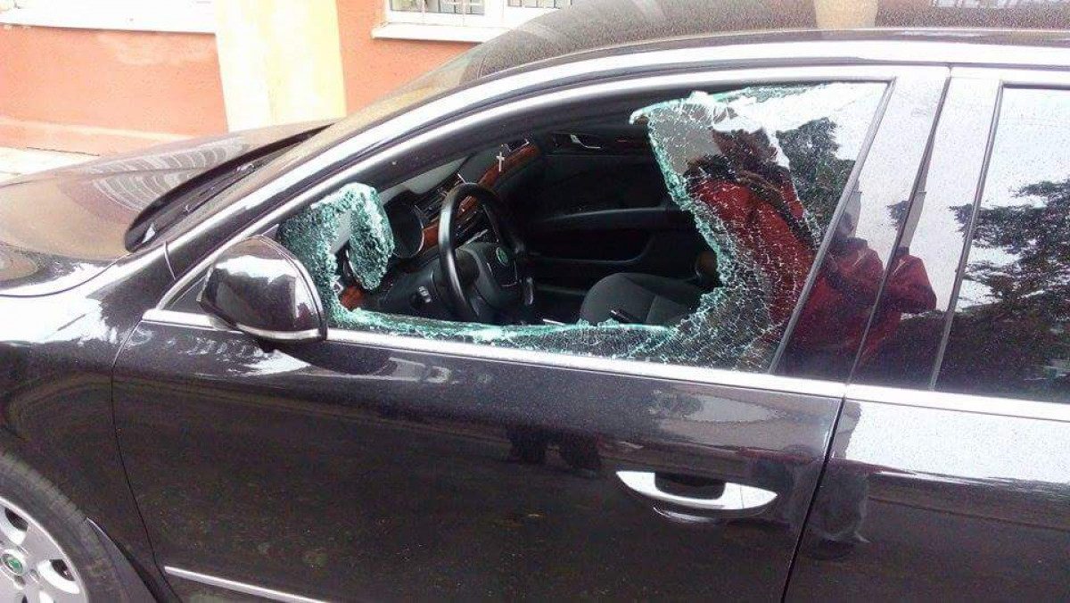 Разбили машину камнем. Разбитое стекло автомобиля. Разбитое боковое стекло машины. Разбили стекло в машине. Машина с разбитым стеклом.