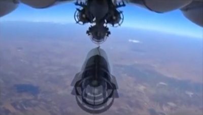 Российский военный самолет сбрасывает бомбы в Сирии Российский военный самолет сбрасывает бомбы в Сирии
