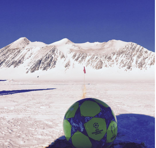 Дэвид Бэкхем играет футбол в Антарктиде