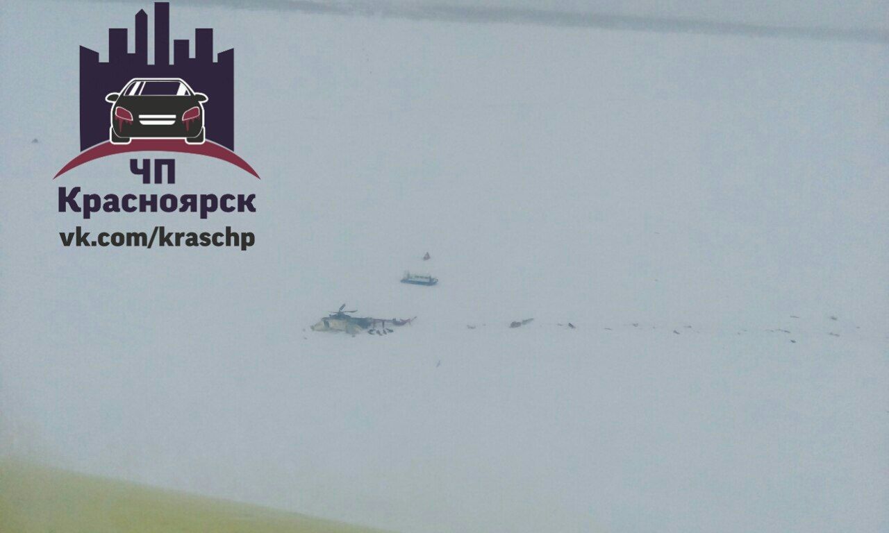 Вертолет упал в Енисей, лежит на льду. Вертолет упал в Енисей, лежит на льду.