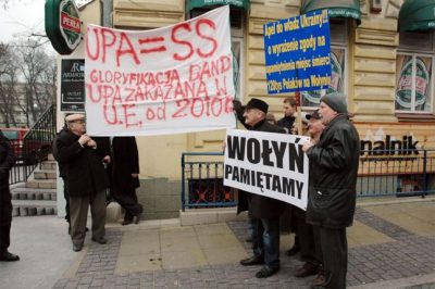 Бередит старые раны и обиды. Кто портит отношения Польши с Украиной