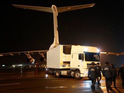Тела погибших погрузили в белые КамАЗы