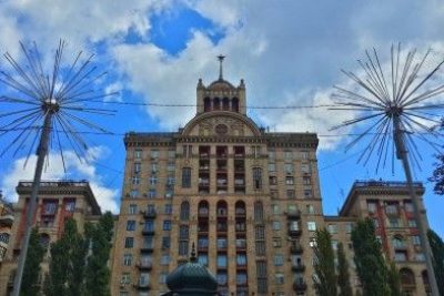 В Киеве руфер "покорил" сталинскую высотку и установил флаг Украины: опубликовано видео