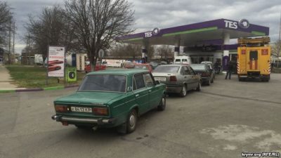Крым без света: длинные очереди за бензином, топлива осталось на 20 дней