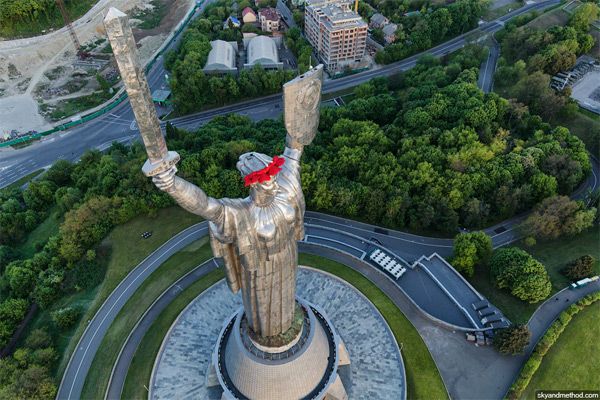 Руфер Мустанг переодел Родину-мать Руфер Мустанг переодел Родину-мать
