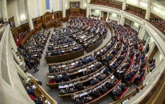 Парламент решил ввести в Украине военное положение Парламент решил ввести в Украине военное положение