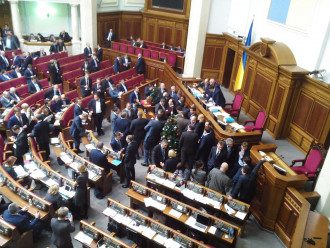 У Раді депутати блокують трибуну.