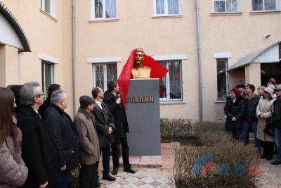 В Луганске открыли памятник Сталину