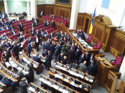 У Раді депутати блокують трибуну. У Раді депутати блокують трибуну.