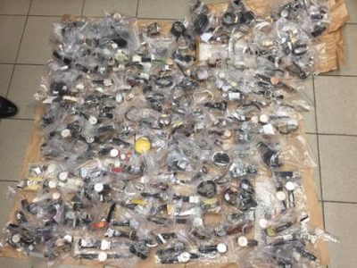 Под Киевом изъяли партию контрабандных брендовых часов Под Киевом изъяли партию контрабандных брендовых часов