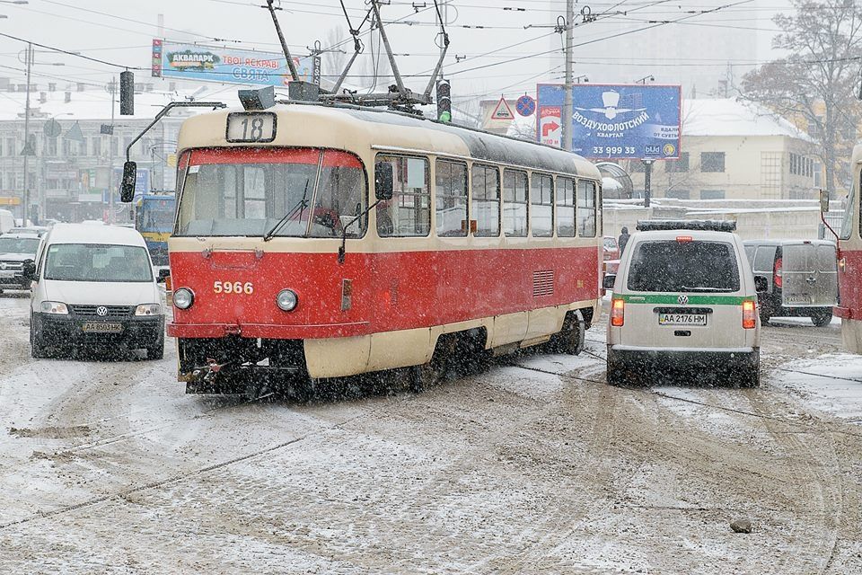В Киеве возле вокзала из-за снегопада сошел с рельсов трамвай