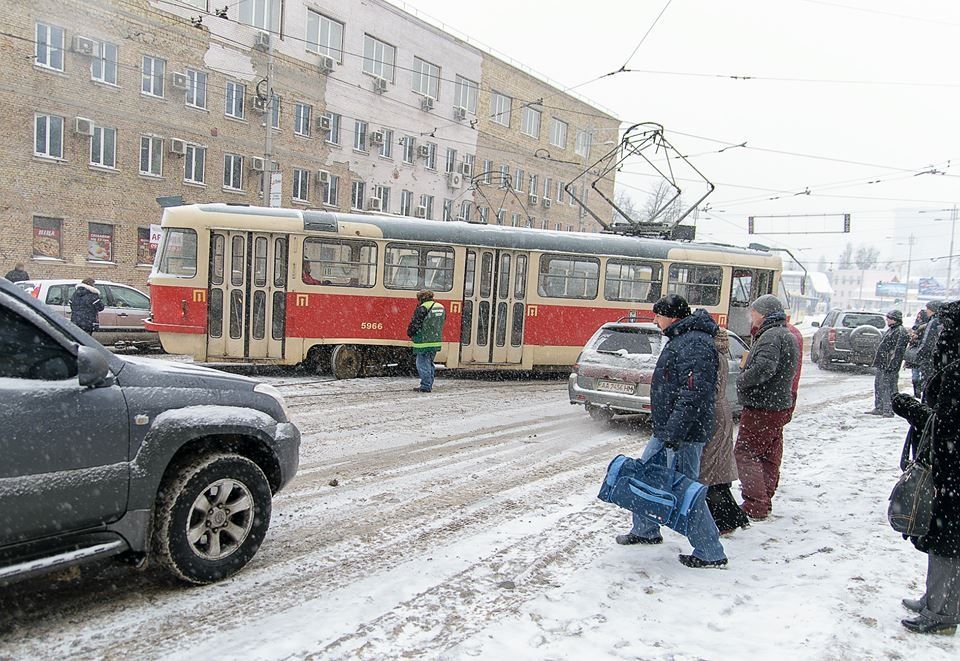 Киев сковали 8-балльные пробки: возле вокзала из-за снегопада сошел с рельсов трамвай