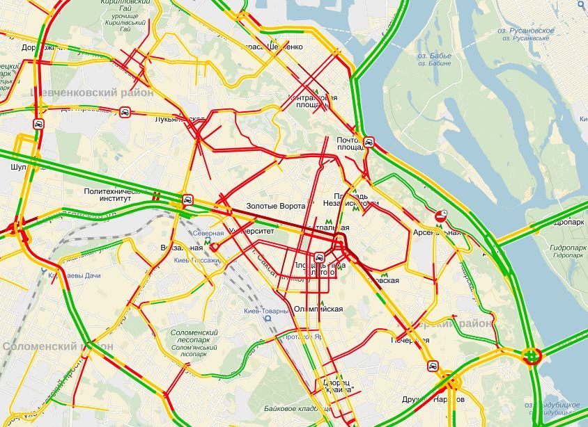 Киев сковали 8-балльные пробки: возле вокзала из-за снегопада сошел с рельсов трамвай