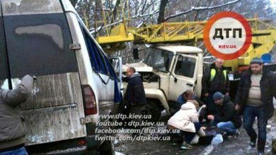 В Киеве маршрутка столкнулась с автовышкой В Киеве маршрутка столкнулась с автовышкой