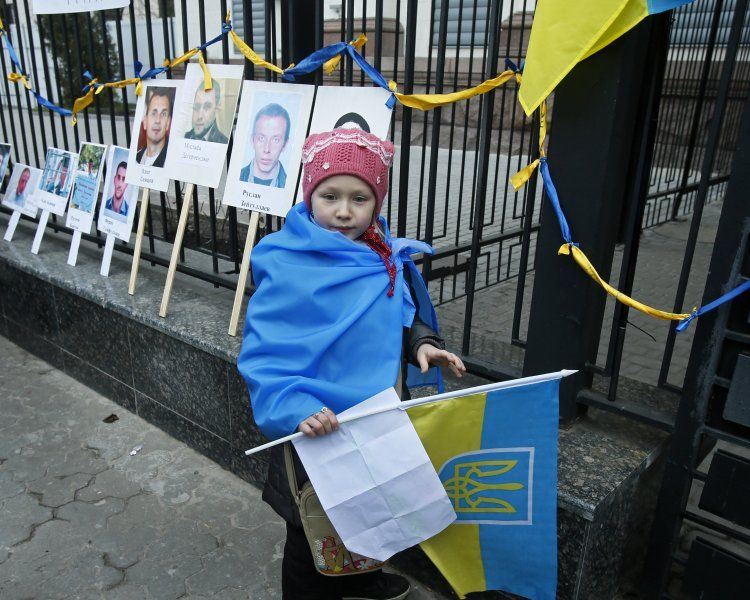 беженцы, переселенцы, флаг Украины, ребенок беженцы, переселенцы, флаг Украины, ребенок