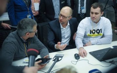 Яценюк с участниками инкубатора ІТ-проектов