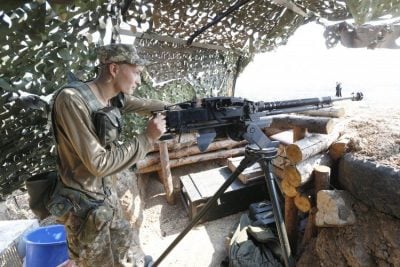 Украинский военный у пулемета Украинский военный у пулемета