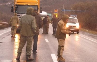 Активисты блокируют въезд российских фур Активисты блокируют въезд российских фур