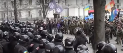 В Киеве добровольцы ОУН забросали камнями офис компании Ахметова: видео с места события