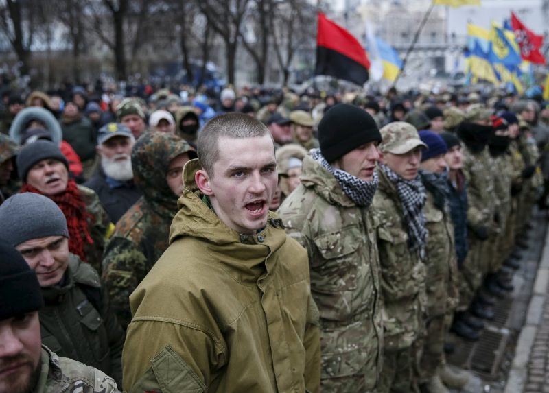На Майдане ставят палатки и сносят дрова: люди из отеля "Козацкий" собирают вече