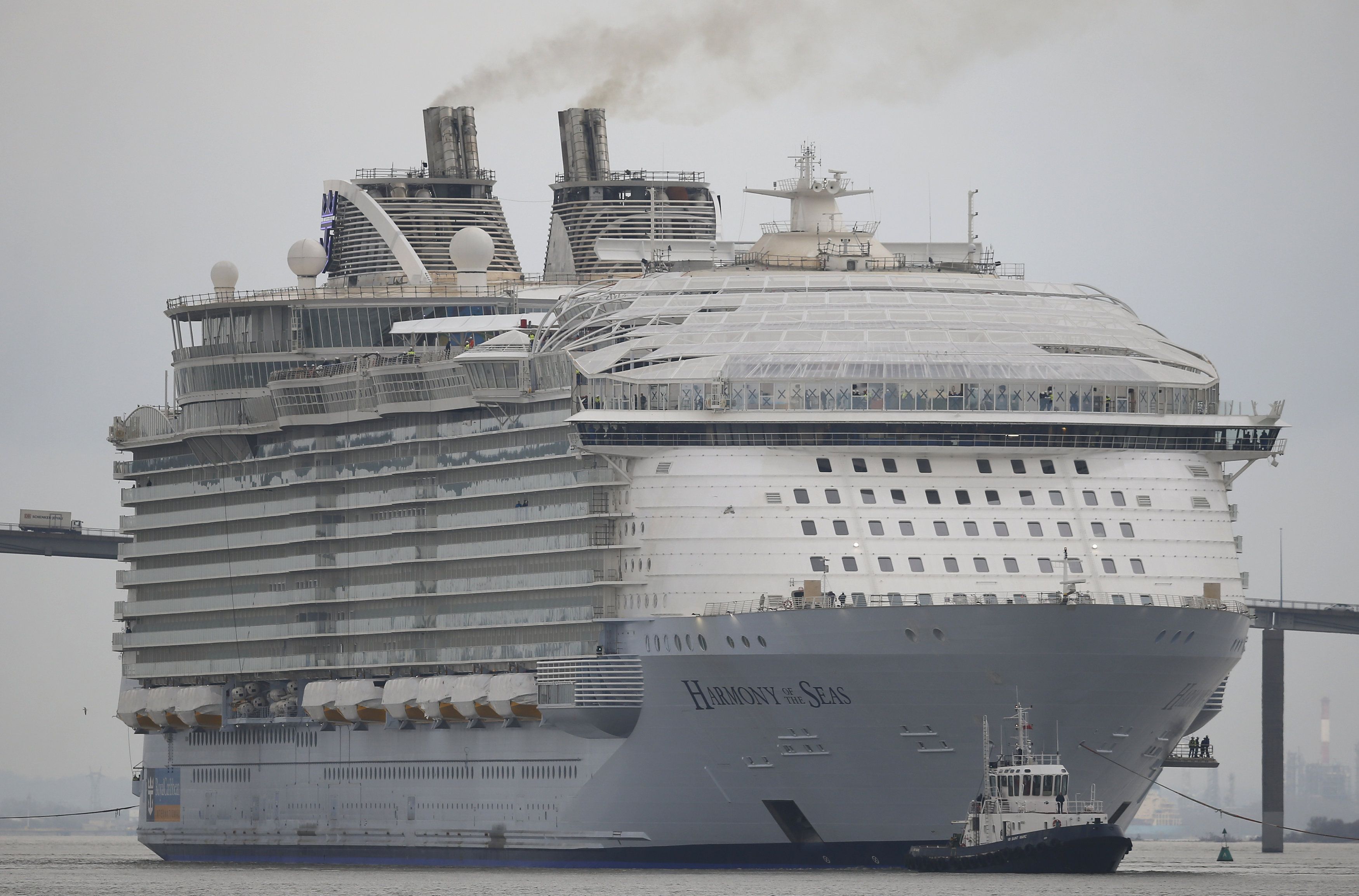 Самый большой круизный. Harmony of the Seas («Гармония морей»). Самый большой круизный лайнер в мире. Harmony of the Seas и Титаник. Queen Mary 2 и Oasis of the Seas.