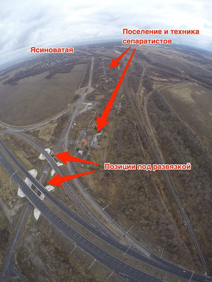 Позиции сепаратистов за ясиноватской развязкой (аэрофотосъёмка 2015 года) Позиции сепаратистов за ясиноватской развязкой (аэрофотосъёмка 2015 года)