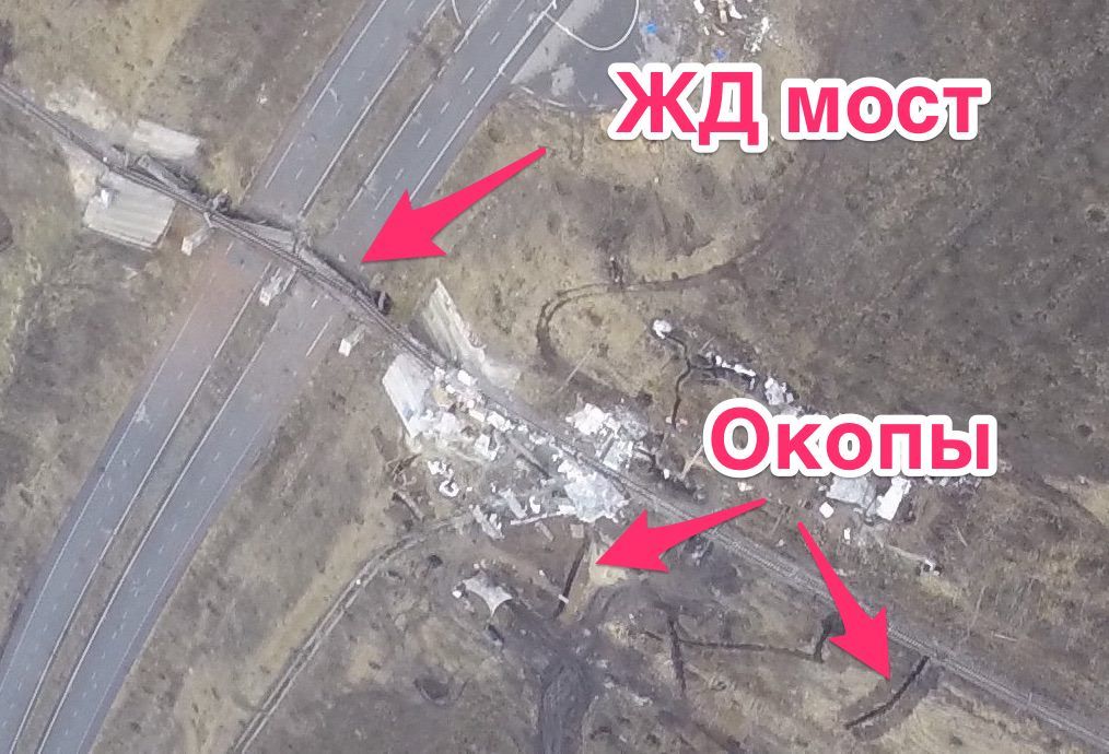 Окопы сепаратистов у железнодорожного моста (аэрофотосъёмка 2015 года) Окопы сепаратистов у железнодорожного моста (аэрофотосъёмка 2015 года)