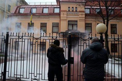 В Питере нацболы швыряли в здание консульства Украины яйца В Питере нацболы швыряли в здание консульства Украины яйца