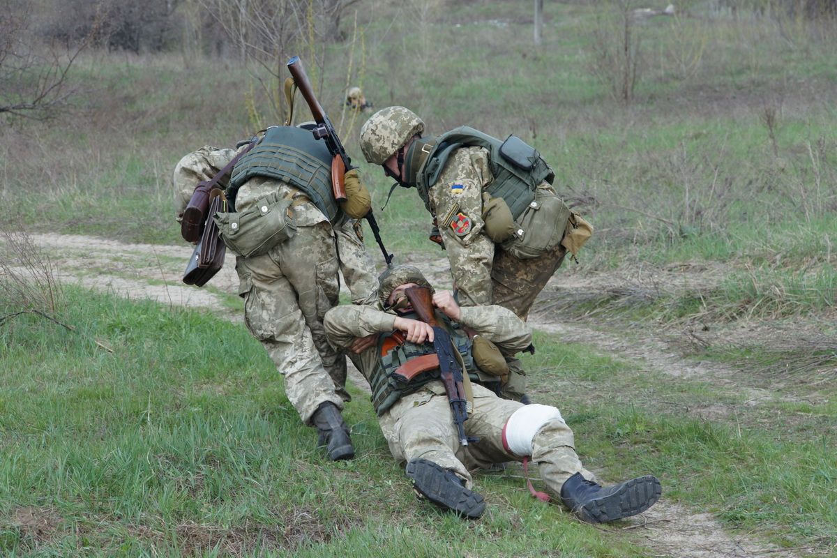 На Донбассе ВСУ несут потери после удара врага: погиб украинский военный, много раненых