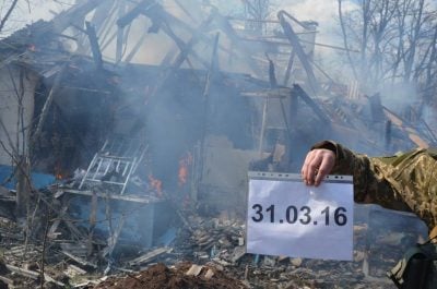Боевики обстреливают дома мирных жителей, иллюстрация Боевики обстреливают дома мирных жителей, иллюстрация