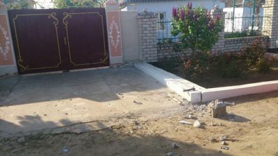 Мужчина поднял камни у себя во дворе и прогремел взрыв. Мужчина поднял камни у себя во дворе и прогремел взрыв.